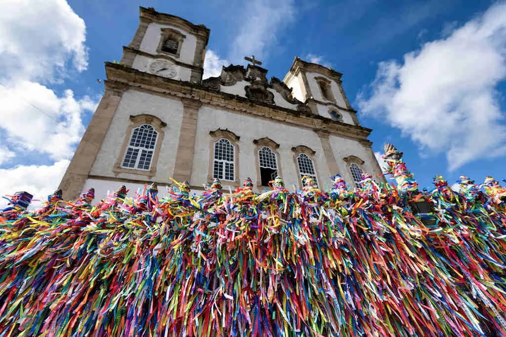 Igreja do Bonfim de suas famosas fitinhas coloridas