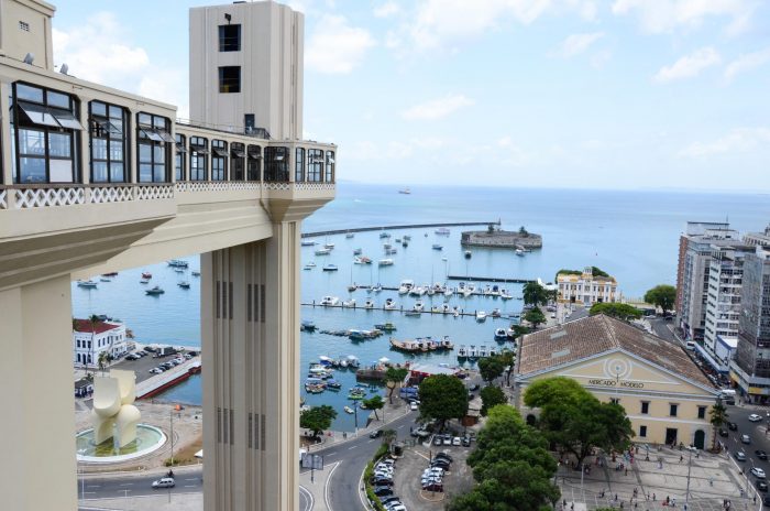 Vista da Baía de Todos os Santos com Elevador Lacerda e Mercado Modelo