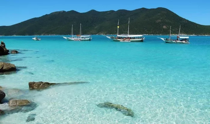 Praia do Rio de Janeiro com água azul